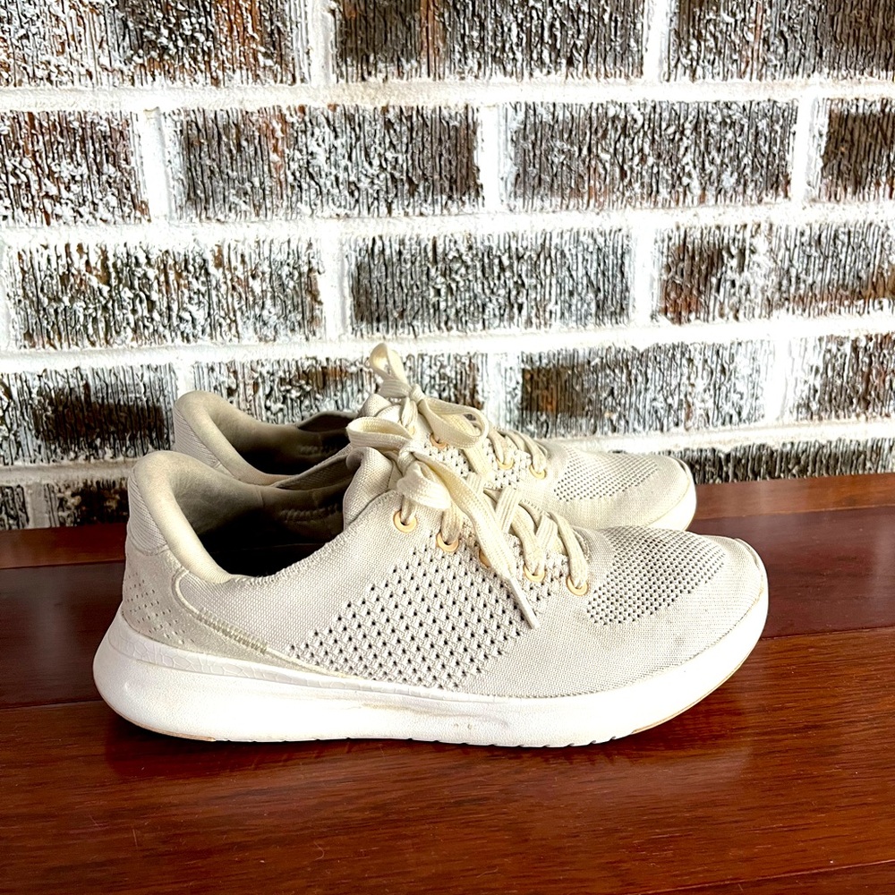 EUC Women's Kizik Lima White Cream Hands Free Athletic Shoes. Size 8